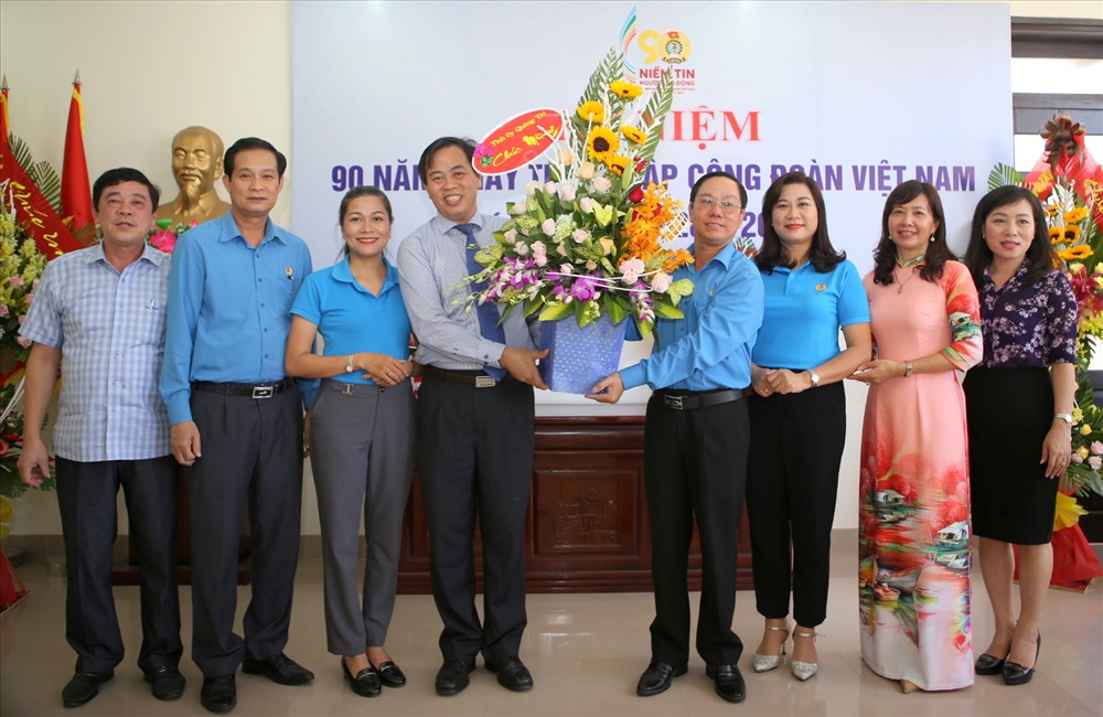 Lãnh đạo tỉnh Quảng Trị tặng hoa, chúc mừng LĐLĐ tỉnh Quảng Trị nhân kỷ niệm 90 năm ngày thành lập Công đoàn Việt Nam. Ảnh: Hưng Thơ.