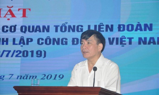 Đồng chí Bùi Văn Cường, Ủy viên Ban Chấp hành Trung ương Đảng, Chủ tịch Tổng LĐLĐVN phát biểu tại buổi gặp mặt.