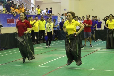 Các vận động viên thi nhảy bao bố - một phần thi rất hấp dẫn. Ảnh: Thanh Mai