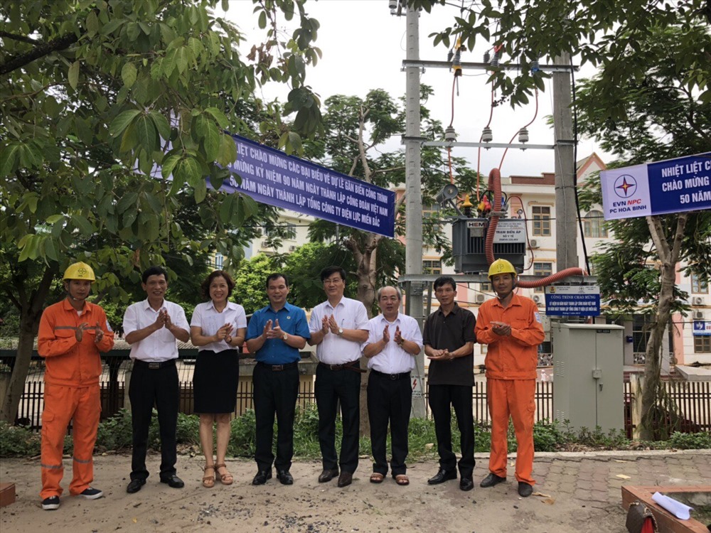 Quang cảnh lễ gắn biển tại Công trình TBA 250kVA-22/0,4kV Sở Y tế. Ảnh: T.T