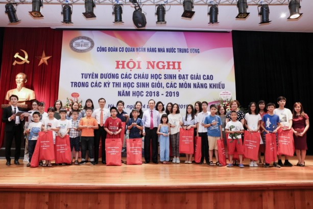 Lãnh đạo Ngân hàng Nhà nước Việt Nam và Công đoàn Ngân hàng Việt Nam trao phần thưởng cho con đoàn viên học giỏi. Ảnh: N.H