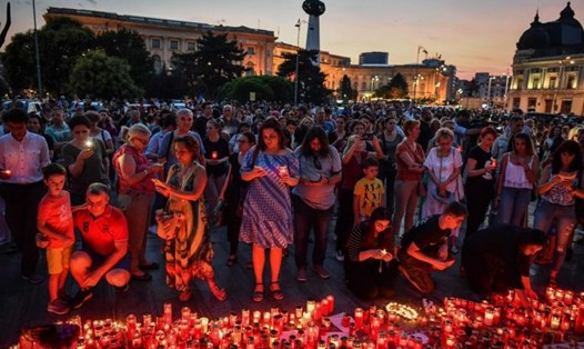 Người dân Romania nguyện cầu cho bé gái bị sát hại. Ảnh: AFP.