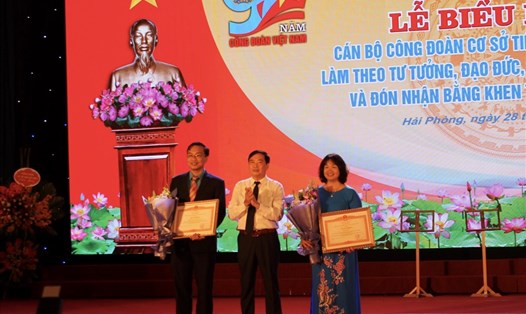 Đồng chí Phạm Văn Mợi, Trưởng ban Quản lý Khu kinh tế trao bằng khen của Thủ tướng Chính phủ tặng các tập thể, cá nhân. Ảnh: ĐL