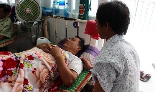 Đại úy Nguyễn Đức Nhã đang điều trị tại bệnh viện Đa khoa tỉnh Bình Định. Ảnh Đ.V