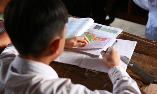 "Hãy bảo quản, giữ gìn sách giáo khoa để dành tặng cho các em học sinh lớp sau!" - là thông điệp được Nhà xuất bản Giáo dục Việt Nam gửi tới học sinh qua từng cuốn sách. Ảnh: Hải Nguyễn