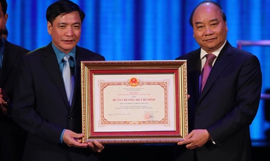 Thay mặt Đảng, Nhà nước, Thủ tướng Chính phủ Nguyễn Xuân Phúc đã trao tặng Huân chương Hồ Chí Minh cho tổ chức Công đoàn Việt Nam.