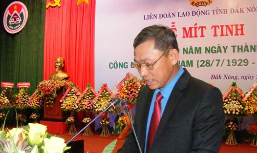 Ông Đinh Trọng Nhương - Chủ tịch Liên đoàn Lao động tỉnh Đắk Nông ôn lại truyền thống của tổ chức Công đoàn Việt Nam trong 90 năm qua. Ảnh Quang Hùng