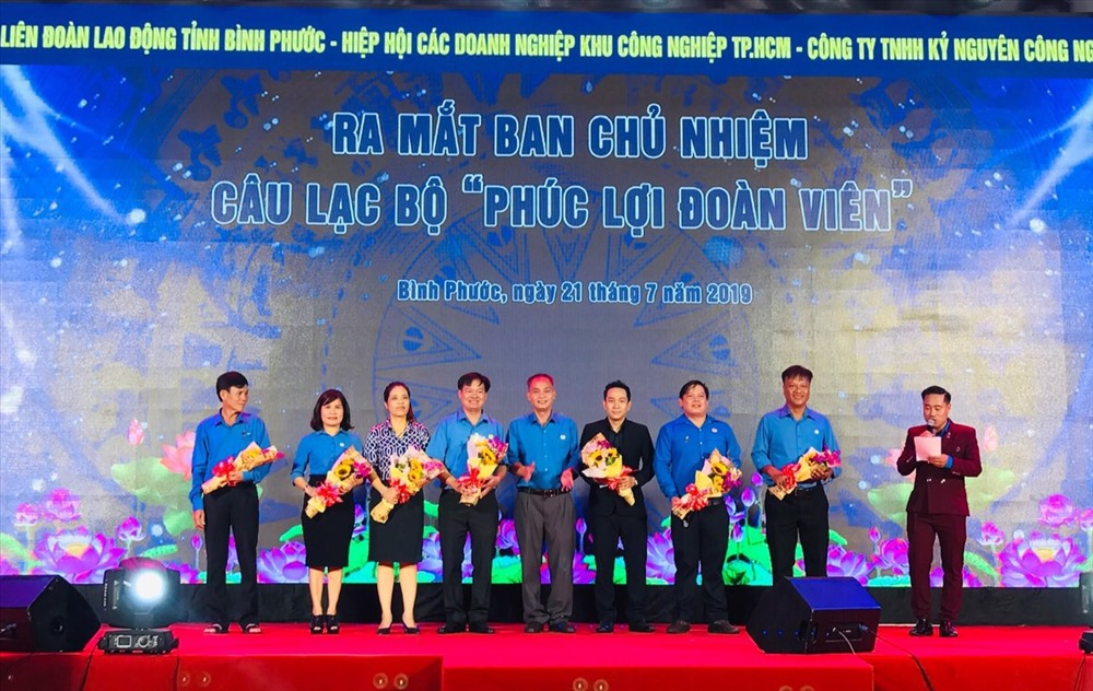 Phó chủ tịch LĐLĐ tỉnh Đỗ Thành Lai tặng hoa chúc mừng Ban chủ nhiệm Câu lạc bộ “Phúc lợi đoàn viên”.