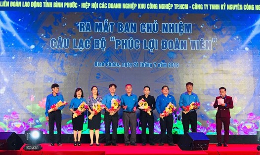 Phó chủ tịch LĐLĐ tỉnh Đỗ Thành Lai tặng hoa chúc mừng Ban chủ nhiệm Câu lạc bộ “Phúc lợi đoàn viên”.