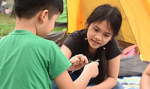 Nữ sinh lớp 5 Nguyễn Nguyệt Linh, người viết thư đề nghị lễ khai giảng không thả bóng bay để bảo vệ môi trường. Ảnh: kenh14.vn.