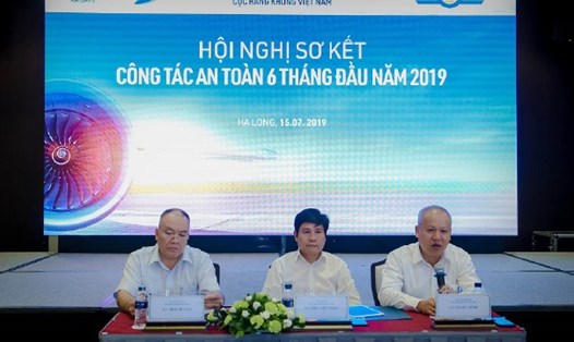 Ông Đinh Việt Thắng, Cục trưởng Cục HKVN (chính giữa) chủ trì Hội nghị. Ảnh: P.V