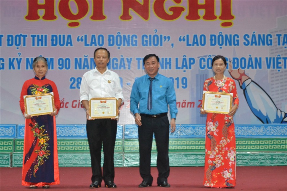 Đồng chí Nguyễn Văn Bắc, Phó Chủ tịch LĐLĐ tỉnh Bắc Giang trao Kỷ niệm chương công đoàn cho các cán bộ Công đoàn.