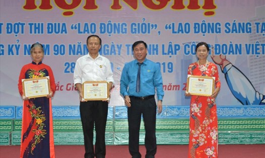 Đồng chí Nguyễn Văn Bắc, Phó Chủ tịch LĐLĐ tỉnh Bắc Giang trao Kỷ niệm chương công đoàn cho các cán bộ Công đoàn.