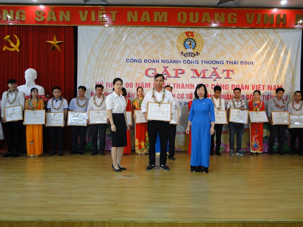 Lãnh đạo CĐ ngành, Sở trao phần thưởng cho những cá nhân được tuyên dương. Ảnh: B.Mạnh