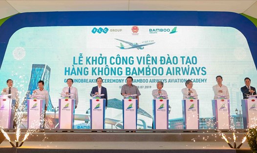 Lãnh đạo các cơ quan ban ngành cùng đại diện lãnh đạo Tập đoàn FLC, Bamboo Airways tiến hành nghi thức gạt cần động thổ dự án Viện đào tạo Hàng không Bamboo Airways. Ảnh: FLC