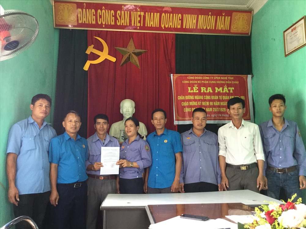 Trao chứng nhận chắn đường ngang Công đoàn tự quản km 283+395.