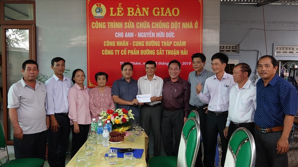 Giám đốc Công ty Lê Bá Tuấn Vũ và Chủ tịch Công đoàn Công ty Nguyễn Tiến Hải bàn giao nhà cho gia đình anh Nguyễn Hữu Đức.