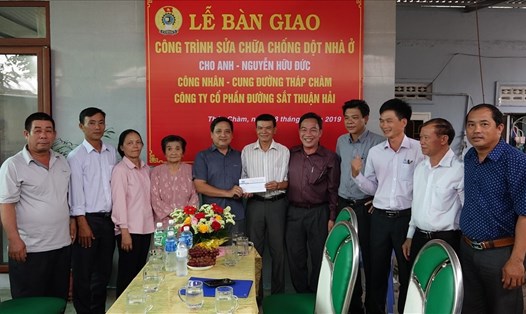 Giám đốc Công ty Lê Bá Tuấn Vũ và Chủ tịch Công đoàn Công ty Nguyễn Tiến Hải bàn giao nhà cho gia đình anh Nguyễn Hữu Đức.