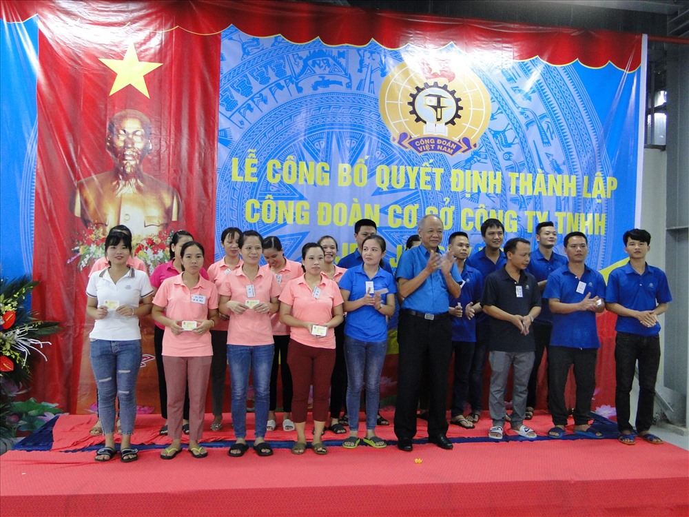 Lãnh đạo LĐLĐ tỉnh trao thẻ đoàn viên cho CNLĐ. Ảnh: B.Mạnh