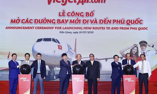 Thủ tướng Nguyễn Xuân Phúc và đoàn lãnh đạo cấp cao của Chính phủ, hãng hàng không thế hệ mới Vietjet cùng nhấn nút công bố mở 6 đường bay mới đến và đi Phú Quốc. Ảnh VJ