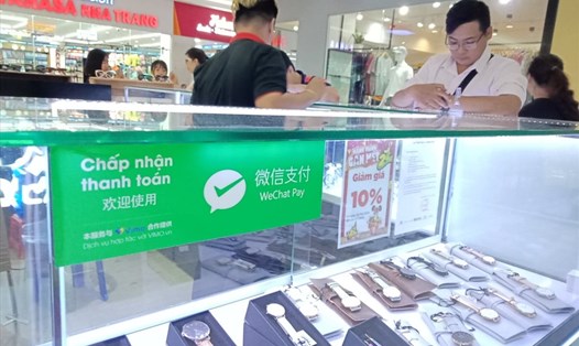 Một tiệm đồng hồ trong siêu thị Big C Nha Trang chấp nhận thanh toán bằng Wechat Pay. Ảnh: PV