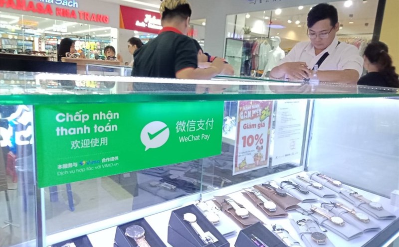 Một tiệm đồng hồ trong siêu thị Big C Nha Trang chấp nhận thanh toán bằng Wechat Pay. Ảnh: PV