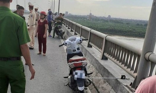 Cầu Yên Lệnh nơi cô gái để lại xe máy rồi xuống sông tự vẫn. Ảnh: Nguyễn Long.
