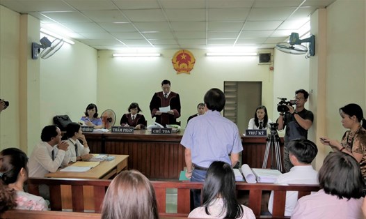 Hoãn phiên tòa vụ 'Thần đồng đất Việt' do Lê Phong Linh vằng mặt. Ảnh: AT