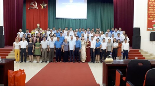 Ban Chấp hành LĐLĐ huyện Mường La chụp ảnh lưu niệm cùng các vị đại biểu và cán bộ, đoàn viên công đoàn.