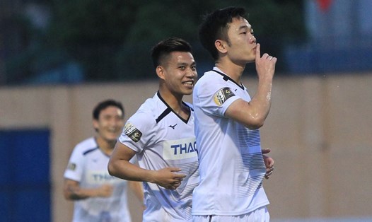 Xuân Trường ghi 2 siêu phẩm bàn thắng từ chấm đá phạt trong trận đấu với Thanh Hóa ở vòng 18 V.League 2019. Ảnh: VPF
