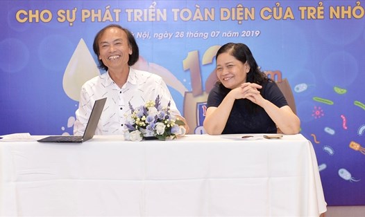 PGS Nguyễn Tiến Dũng và PGS Nguyễn Thị Lâm chia sẻ về dinh dưỡng cho trẻ sinh non, suy dinh dưỡng thấp còi. Ảnh: PV