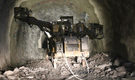 Máy khoan được công nhân sử dụng để đào hầm tại hầm Hải Vân 2. ảnh: H.Vinh