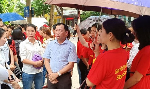 Thầy Nguyễn Viết Tiến, giáo viên hợp đồng thị xã Sơn Tây, cùng các thầy cô ở quận, huyện khác của Hà Nội đã đi kêu cứu nhiều nơi để mong cơ quan chức năng của Hà Nội có hướng xử lý nhân văn với các giáo viên. Ảnh: Vũ NInh.