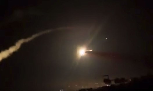Phòng không Syria ngăn chặn tên lửa của Israel. Ảnh: AP