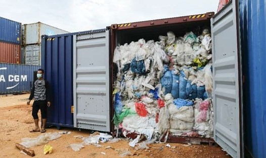 Đông Nam Á mạnh tay đối phó trước nguy cơ trở thành bãi rác thải của các quốc gia phát triển. Ảnh: AFP.
