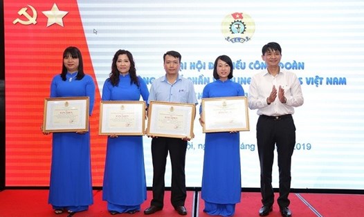 Lãnh đạo Công đoàn Tổng Công ty Hàng hải Việt Nam tặng bằng khen cho các cá nhân có thành tích xuất sắc trong hoạt động công đoàn. Ảnh: P.P