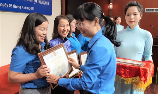 Bà Trần Thị Diệu Thúy, Chủ tịch LĐLĐ TPHCM, trao Bằng khen cho các CĐ có thành tích  tiêu biểu trong "Tháng Công nhân" năm 2019. Ảnh Nam Dương
