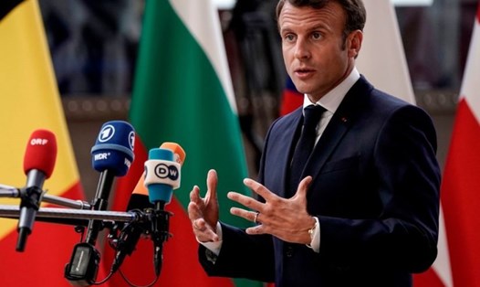 Tổng thống Pháp Emmanuel Macron đang nỗ lực cắt giảm 60 tỷ euro trong chi tiêu công vào năm 2022. Ảnh: AFP.