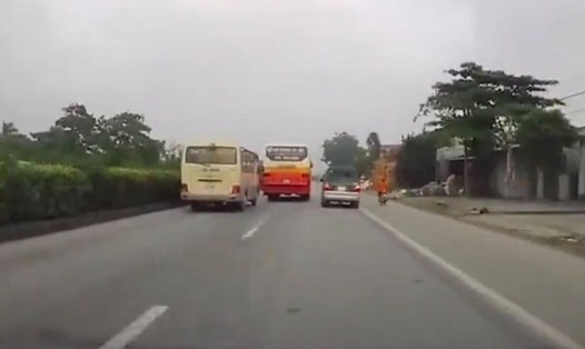 Hình ảnh (cắt từ clip) hai xe khách đua nhau trên Quốc lộ 5 đoạn qua tỉnh Hưng Yên