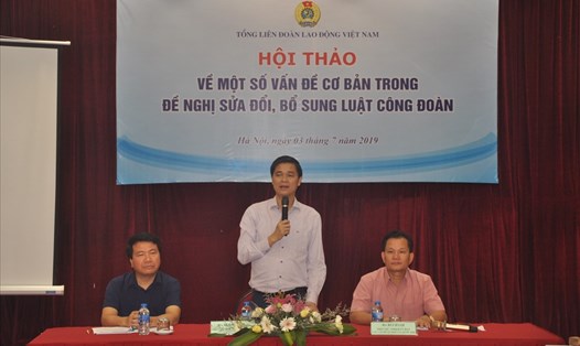 Ông Ngọ Duy Hiểu - Phó Chủ tịch Tổng LĐLĐVN - phát biểu tại Hội thảo.