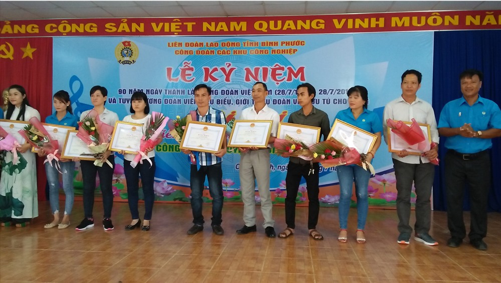 Chủ tịch Công đoàn các KCN tỉnh Nguyễn Hữu Đại - trao bằng khen của UBND tỉnh cho công nhân có thành tích tiêu biểu xuất sắc trong phong trào thi đua “Lao động giỏi, Lao động sáng tạo” năm 2019.