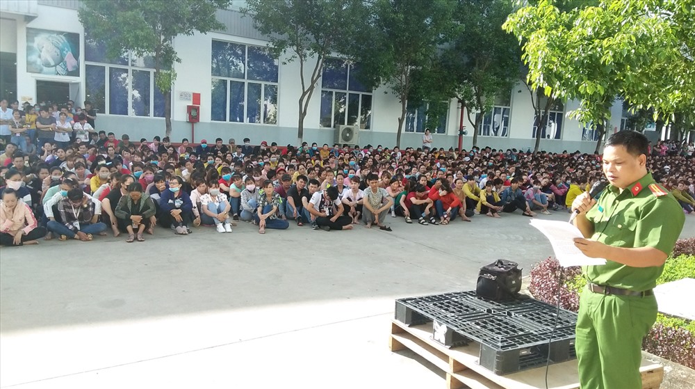 Thiếu tá Nguyễn Hoàng Thái, Trưởng Đồn công an KCN Minh Hưng, tuyên truyền pháp luật cho công nhân lao động.