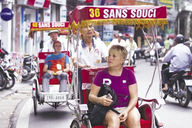 Khách du lịch đến Hà Nội. Ảnh PV