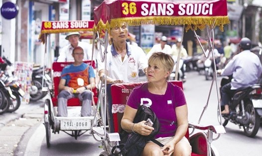 Khách du lịch đến Hà Nội. Ảnh PV