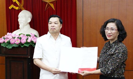 Phó Trưởng ban Tuyên giáo Trung ương Lê Mạnh Hùng trao quyết định cho bà Đinh Thị Mai.