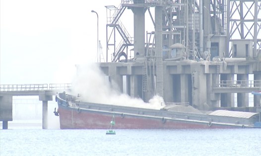 Bụi clinker mịt mù tại cảng bốc, rót nguyên liệu giữa vịnh Cửa Lục của Nhà máy xi măng Hạ Long. Ảnh: N.H