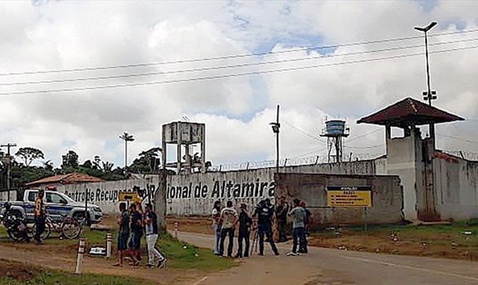 Bên ngoài nhà tù tại thành phố Altamira hôm 29.7. Ảnh: EPA-ELF.
