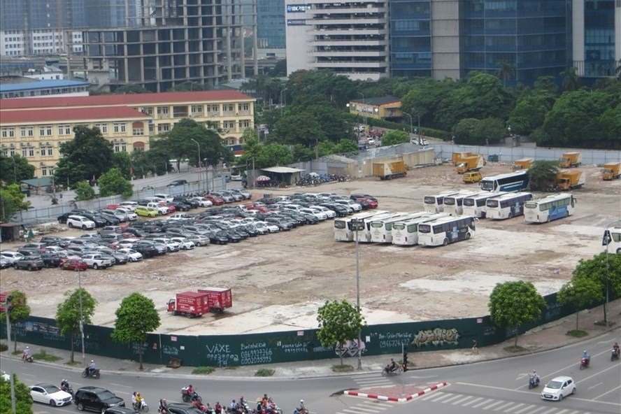 Bãi xe trái phép rộng hàng nghìn mét vuông nằm ngay trên đường Dương Đình Nghệ, Cầu Giấy, Hà Nội. Ảnh: P.V