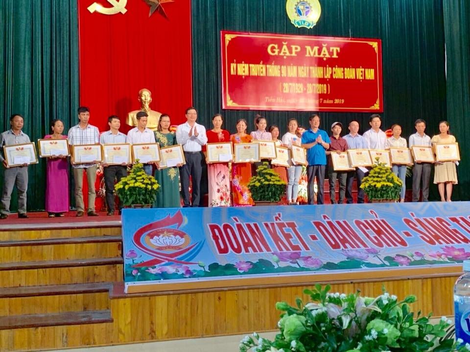 Lãnh đạo LĐLĐ tỉnh, Huyện ủy trao phần thưởng cho các đoàn viên được tuyên dương. Ảnh: B.Mạnh