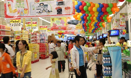 Người dân tham gia mua sắm trong Tháng Khuyến mại Hà Nội. Ảnh: PV